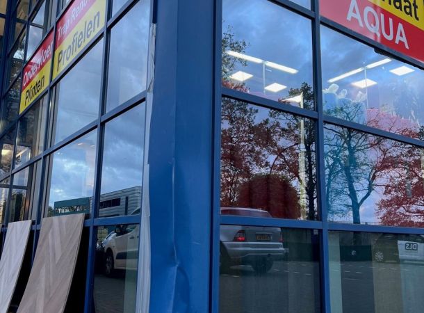 Herstelde aluminium gevel bij bedrijf in Hengelo