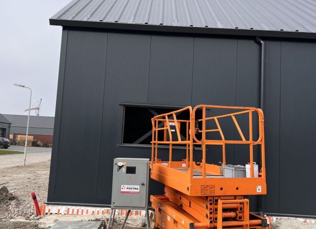 Reparatie van beschadigde gevelbekleding op nieuwbouwproject Urk