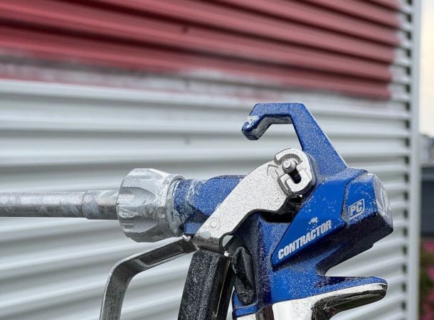 Roestwerende primer aangebracht op perfo-beplating toren