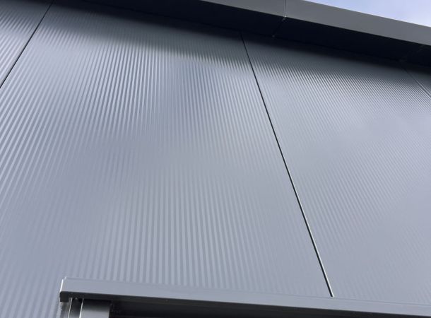 Onzichtbare schadeherstel aan gevelbekleding nieuwbouwproject Urk