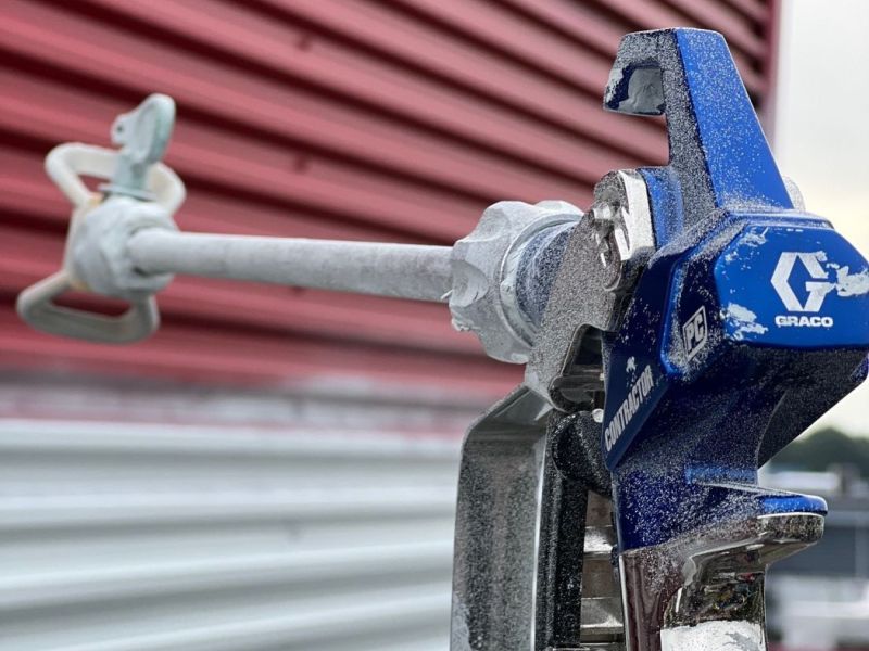 Overspuiten gevel en dak bekleding door Voortman Coating