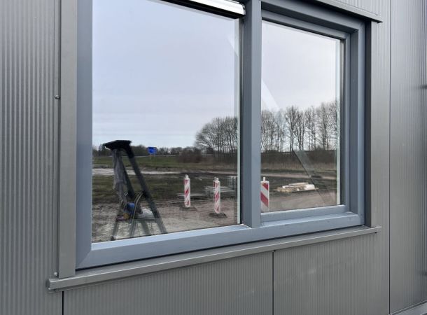 Herstel van beschadigde gevelplaten in Marwijksoord