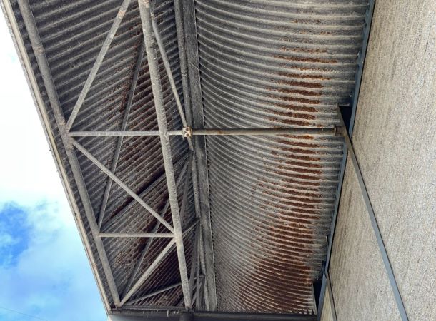 Voortman Coating team aan het werk bij het behandelen van overstekken in Muiden