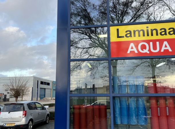 Detail van aluminium gevelherstel na aanrijdingsschade