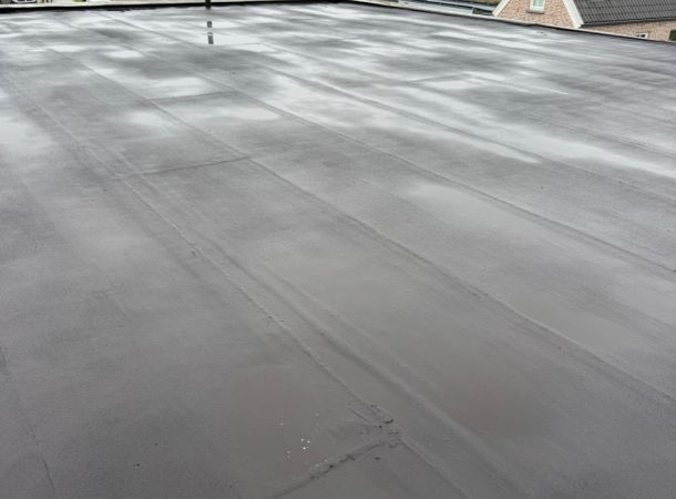 Detail van dakcoating na uitharding met egale afwerking