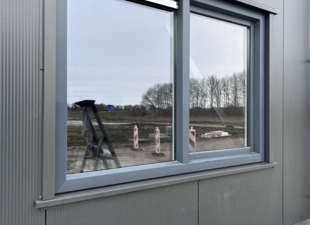 Herstel van beschadigde gevelplaten in Marwijksoord