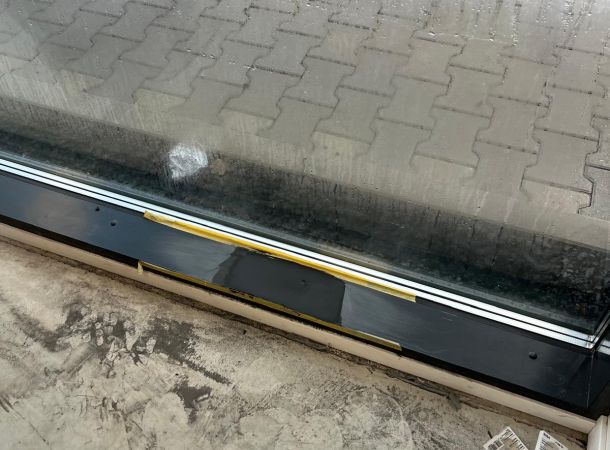 Schuren en egaliseren van beschadigd aluminium kozijn