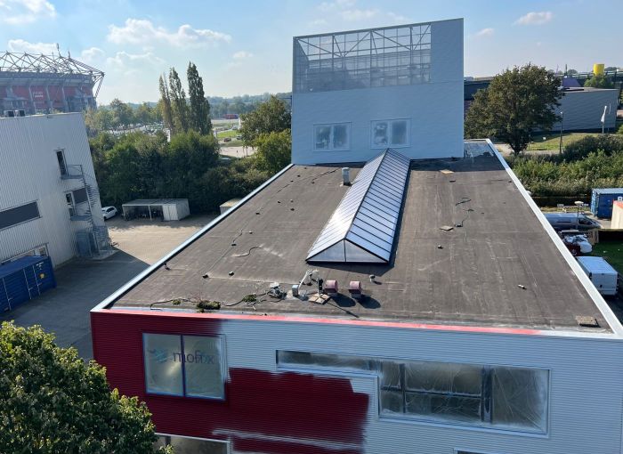 Overgespoten gevelbekleding bedrijfspand