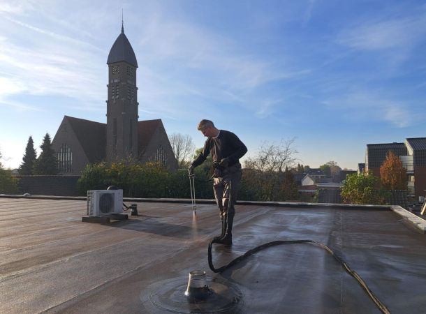 Aanbrengen van Liquid Rubber SprayGrade op dak in Rijssen