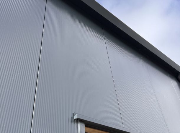 Reparatie van deukjes en krassen op gevelbekleding op Urk