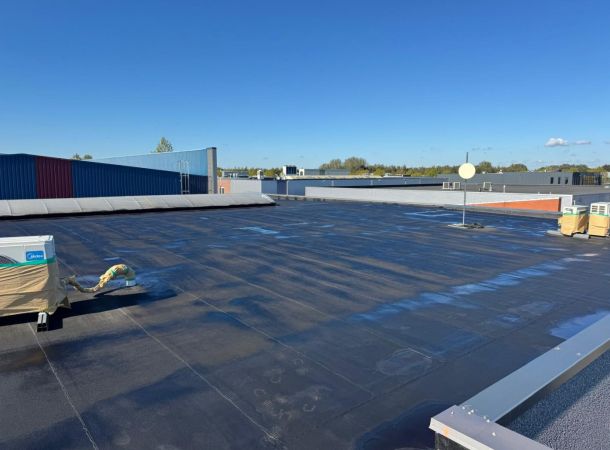 Vloeibare dakbedekking aangebracht op bitumen dak Hevotec