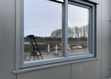 Herstel van beschadigde gevelplaten in Marwijksoord