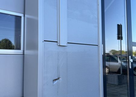 Herstel van schade aan gevelpanelen in 2e Exloërmond