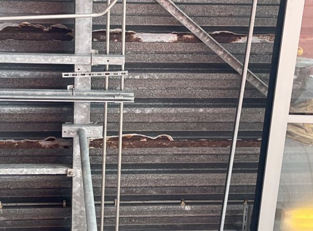 Detail van herstelde dakplaten met duurzame beschermlaag