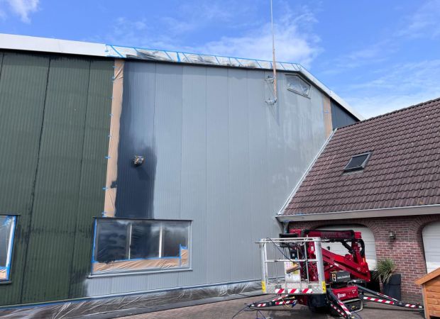Overspuiten gevelbekleding bedrijfspand Achterberg