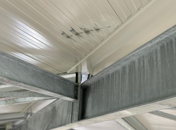 Detail van geschuurde schadeplek op dakpaneel