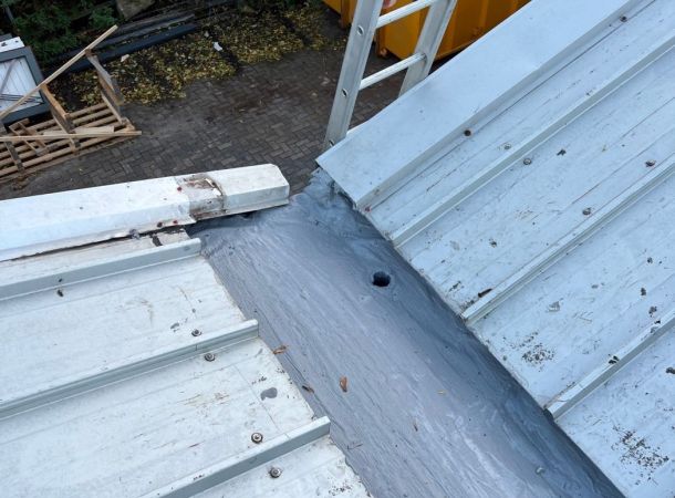 Eindresultaat van gerepareerde goot met vloeibare coating in Rijssen