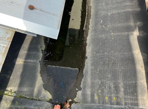 Voortman Coating team brengt UV-bestendige dakcoating aan op goot