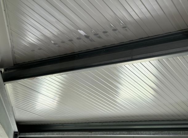 Herstelwerkzaamheden aan metalen dakpanelen