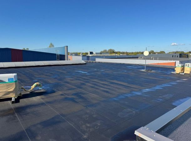 Vloeibare dakbedekking aangebracht op bitumen dak Hevotec