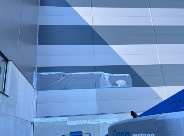 Voorbereiding van gevelpaneel voor herstel metallic coating