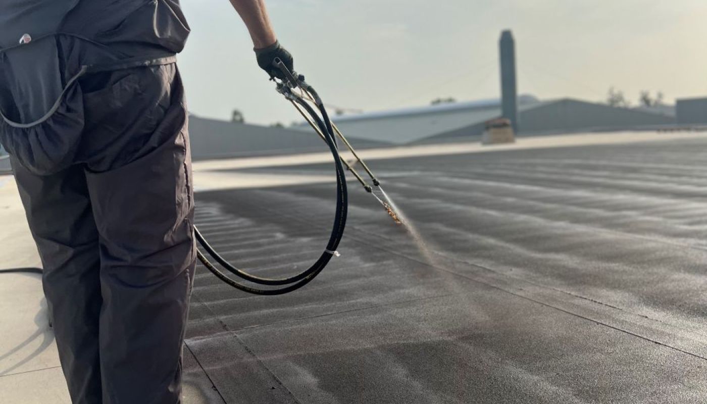 Het aanbrengen van Vloeibare dakbedekking door een expert van Voortman Coating