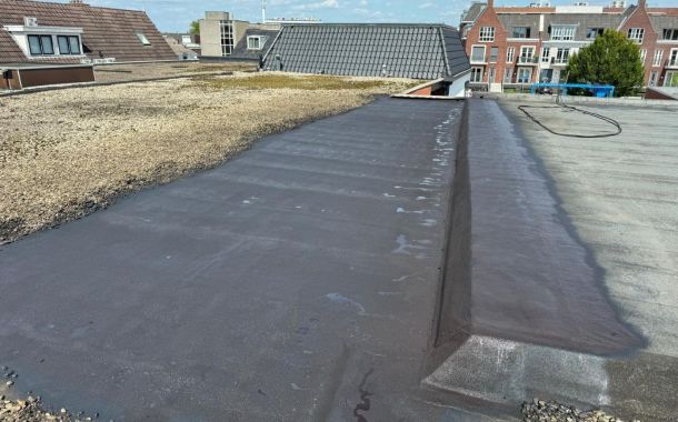 Deel lekkend dak behandeld met vloeibaar rubber Rijssen