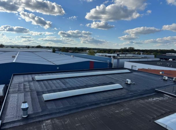 Waterdichte renovatie van bitumen dak met liquid rubber