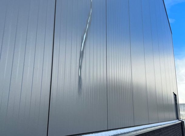 Herstelwerkzaamheden aan gevelpanelen op locatie