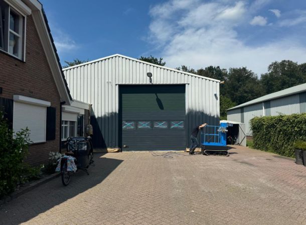 Overspuiten van metalen damwand aan voorgevel hal