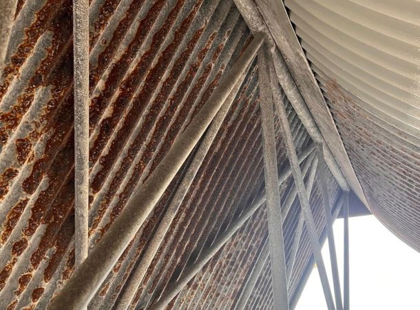 Roestwerende coating aangebracht op stalen overstekken in Muiden