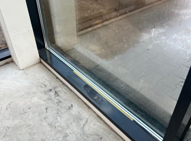 Aluminium kozijn opnieuw gespoten in originele kleur