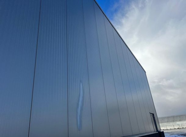 Beschadigde gevelpanelen in Den Haag vóór herstel