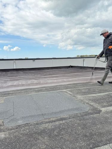 Vloeibare dakbedekking op bitumen dak in Spijkenisse