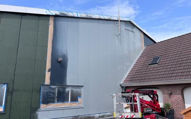 Overspuiten gevelbekleding bedrijfspand Achterberg