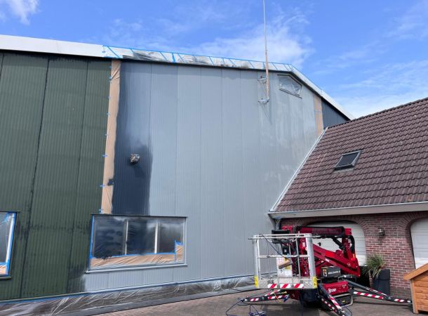 Overspuiten gevelbekleding bedrijfspand Achterberg