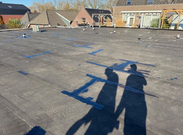 Overzicht van plat dak voorzien van vloeibare dakbedekking