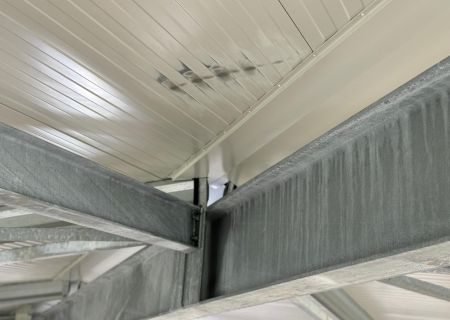 Schades aan dakpanelen hersteld in Den Helder