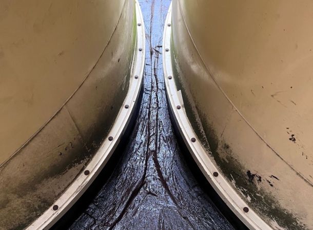 Detail van UV-bestendige coating bij complexe silo-aansluiting