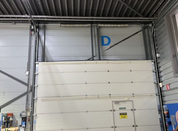 Herstelde bedrijfshal met nieuwe staalconstructie en gevelbeplating