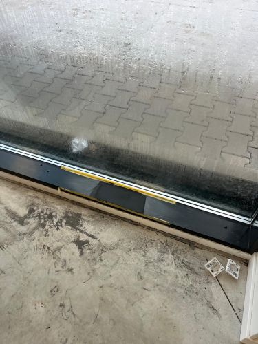 Beschadigd aluminium kozijn in Zutphen vóór herstel