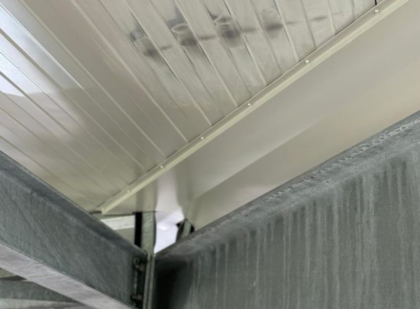 Beschadigd metalen dakpaneel vóór herstel