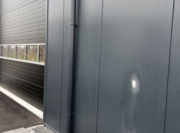 Vloeibare dakcoating, dakcoating, dak lek, dak repareren, liquid rubber, Remmers Pureactive, Siliconen coatings, dak overspuiten, lekkage goot verhelpen, lekkage tussengoot herstellen schade aan Hardeman panelen,schade aan arcelor Mittal panelen, aanrijdschade pand, schade aan paneel, aanhangerschade, schade door gaatjes reclame, gaatjes in beplating repareren, fassade schade, schade koelcellen, schade sectionaalpoort repareren,reparatie buitenwand, schadegeval aan deuren, schadegeval aan beplating,kleurstiften Kingspan, kleurstiften Falk, kleurstifen SAB, schade dakpaneel, schade dakelementen, kraasen op gevelelementen, herstel dak of gevelelementen, vervangen van dakelementen, vervangen van gevelelementen,schade Joris Ide panele, schade Kingspan panelen, schade Rex panelen, fassadenreperatur aanrijdingsschade geisoleerde sandwichelementen, opknappen van bedrijfsgebouw.schade aan isocab panelen, schade aan koelceldeuren, schade op druipluist, krassen aluminium vensterbank, deuken in aluminium boei, panel repair,schades in poedercoat lakken, hestel van geveldelen, herstel van zetwerkprofielen, herstel van deuken in wanden, herstel van aluminium puien en deuren, overspuiten bedrijfsdeuren, overspuiten loopdeuren, schilderen beplating, schilderen dakbeplating, schilderen gevel bedrijfshal, overspuiten dakbedekking, overspuiten lichtstraat, woning laten overschilderen, woning wit maken, dakpaneen overspuiten, dakpannen schilderen, inbraak schade winkel, overschilderen bedrijfspand, schadeherstel VVE, schade aan, advies schadeherstel, advies schade aan isopanelen, schade aan geisoleerde panelen, schade aan sandwichpaneel, schadeherstel bedrijfspand, schade sandwichplaten, opkuisen gevels bedrijfspand, verzorgen van lakstiften in kleur beplating, Schade aan alu kozijnen, schade aan bedrijfsdeur, deuk in bedrijfsdeur, kras op paneel Kingspan, kras op geisoleerd paneel, krassen op dakbeplating, verkleuring gevelpanelen, loslatende delen plastisol, schadeherstel aan isopanelen, repareren deuk sandwichpaneel, herstel van sandwichpaneel, vervangen van isopanelen, vervangen van zetwerken, vervangen van zetwerken, vervangen van deurlijsten beplating, deuk aan plaatwerk, vervangen van dakplaten, herstel plaatwerk gevel, uitdeuken sandwichpanelen, bobbels in panelen, schade aan Kingspan panelen, schade aan Joris Ide panelen, schade gevelbeplating, aanrijdingsschade,Schlagwörter Hardeman-Plattenschaden, arcelor Mittal-Plattenschaden, Kollisionsschaden Gebäude, Plattenschaden, Anhängerschaden, Reklamelochschaden, Blechlöcher reparieren, Fassadenschaden, Kühlhausschaden, Sektionaltorschaden reparieren, Außenwand reparieren, Schadensfall an Türen, Schadensfall an Fassaden, Kingspan Farbmarker, Falk Farbmarker, SAB Farbmarker, Dachplattenschaden, Dachelementschaden, Kratzer an Fassadenelementen, Dach- oder Fassadenelementreparatur, Austausch von Dachelementen, Austausch von Fassadenelementen, Schäden an Joris Ide-Platten, Schäden an Kingspan-Platten, Schäden an Rex-Platten, Reparatur von Sandwichelementen an isolierten Fassaden,Einbruchspuren,Kratzer,Dellen,Reparaturlackierungen von: Fassadenelementen, Fenstern, Türen, Zaunanlagen, Toren, Treppen, Geländern u.v.m aber auch Umlackierungenoder farbliche AngleichungenSanierung von Geschäftsgebäuden,Reparatur / Sanierung von Fassaden-ISO-Paneelen.Schäden an Isocab-Platten, Schäden an Kühlhaustüren, Schäden an heruntertropfenden Flusen, Kratzer auf der Aluminium-Fensterbank, Dellen in der Aluminiumboje, Platte Reparatur, Schäden an Pulverbeschichtungsfarben, Reparatur von Fassadenteilen, Reparatur von Kehlprofilen, Reparatur von Dellen in Wänden, Restaurierung von Aluminiumfassaden u Türen, Firmentüren neu lackieren, Schlupftüren neu streichen, Verkleidung streichen, Dachverkleidung streichen, Fassade der Geschäftshalle streichen, Dacheindeckung neu streichen, Dachfenster neu streichen, Haus neu streichen, Haus bleichen, Dachziegel neu streichen, Dachziegel streichen, Werkstatt für Einbruchdiebstahl, Geschäft neu streichen Gebäudeschadenbeseitigung VVE, Schadensanierung, Schadensanierung Beratung, Beratung Schaden an Isopaneelen, Schaden an Isolierpaneelen, Baulackierung, Schaden an Sandwichpaneel, Schadensanierung Geschäftsräume, Fassaden doktor, Schaden Sandwichplatten, Reinigung der Fassaden von Geschäftsräumen, Pflege von Lackstiften Farbbeschichtung, Beschädigung von Aluminiumfensterrahmen, Beschädigung von Firmentür, Delle in Firmentür, Kratzer auf Kingspan-Platte, Kratzer auf Isolierplatte, Kratzer auf Dachverkleidung, Verfärbung von Fassadenplatten, Abblättern von Plastisolteilen, Schadensreparatur an Isoplatten, Reparatur Ausbeulen von Sandwichpaneelen, Reparatur von Sandwichpaneelen, Austausch von Isopaneelen, Austausch von Abdeckblechen, Austausch von Abdeckblechen, Austausch von verkleideten Türrahmen Dellen im Blech, Austausch von Dachblechen, Reparatur von Blechfassaden, Ausbeulen von Sandwichplatten, Beulen in Platten, Beschädigung von Kingspan-Platten, Beschädigung von Joris Ide-Platten, Beschädigung von Seitenverkleidungen, Kollisionsschäden,Palabras clave daños en paneles Hardeman, daños en paneles de Arcelor Mittal, daños por colisión en edificios, daños en paneles, daños en remolques, daños por agujeros publicitarios, reparación de agujeros en revestimientos, daños en fachadas, daños en cámaras frigoríficas, reparación de daños en puertas seccionales, reparación de paredes exteriores, caso de daños en puertas, caso de daños en revestimientos, marcadores de color Kingspan, marcadores de color Falk, damage to arcelor Mittal panels, collision damage building, damage to panel, trailer damage, damage due to advertising holes, repair holes in plating, facade damage, damage cold stores, repair sectional door damage, repair outer wall, damage case to doors, damage case to plating, Kingspan color markers, Falk color markers, SAB color markers, roof panel damage, roof elements damage, scratches on facade elements, roof or facade elements repair, replacement of roof elements, facade elements damage, Joris Ide panele, damage Kingspan panels, Rex panels damage, insulated facade repair sandwich elements, refurbishing commercial building. damage to isocab panels, damage to cold store doors, damage to dripping fluff, scratches on aluminum windowsill, dents in aluminum buoy, panel repair, damage in powder coat paints, repair of facade parts, repair of flashing profiles, repair of dents in walls, restoration of aluminum facades and doors, refinishing company doors, repainting wicket doors, painting cladding, painting roof cladding, painting facade of business hall, repainting roof covering, repainting rooflight, repainting house, making house white, repainting roof tiles, painting roof tiles, burglary damage shop, repainting business premises, damage repair VVE, damage to , damage repair advice, advice damage to iso panels, damage to insulated panels, damage to sandwich panel, damage repair business premises, damage sandwich plates, cleaning facades of business premises, taking care of paint sticks in color plating, damage to aluminum window frames, damage to company door, dent in company door, scratch on Kingspan panel, scratch on insulated panel, scratches on roof cladding, discoloration of facade panels, peeling plastisol parts, damage repair to iso panels, repair of dent sandwich panel, repair of sandwich panel, replacement of iso panels, replacement of flashings, replacement of flashings, replacement of clad door frames ing, dent in sheet metal, replacement of roof sheets, repair sheet metal facade, dent out sandwich panels, bumps in panels, damage to Kingspan panels, damage to Joris Ide panels, damage siding, collision damage,