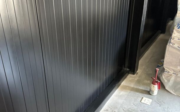 Herstel beschadigd wandpaneel in Barneveld