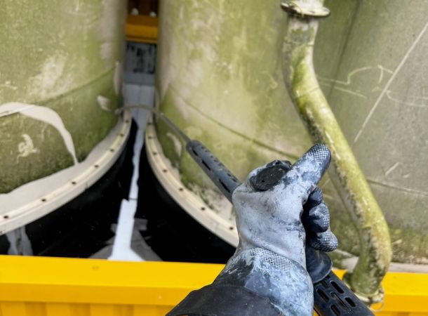 Voortman Coating team werkt aan waterdichte afwerking van silo-aansluitingen