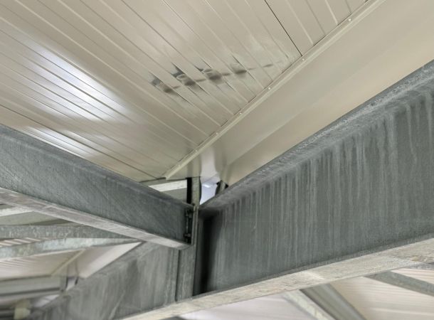 Schades aan dakpanelen hersteld in Den Helder