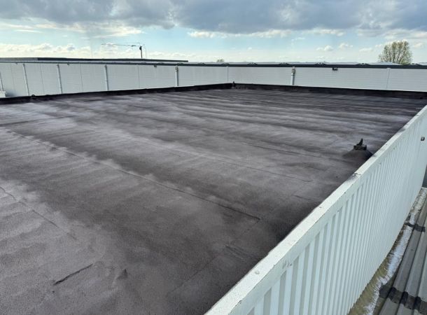 Reiniging en voorbereiding van bitumen dak voor coating