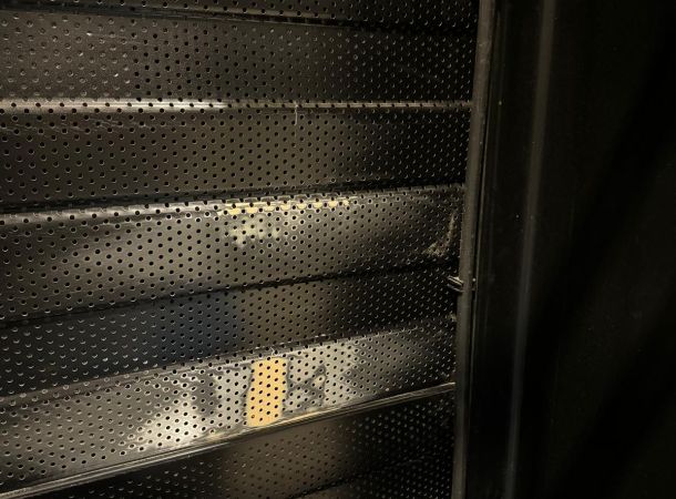 Hersteld geperforeerd paneel na spuitwerk