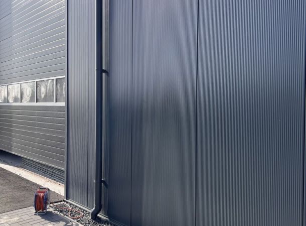 Vloeibare dakcoating, dakcoating, dak lek, dak repareren, liquid rubber, Remmers Pureactive, Siliconen coatings, dak overspuiten, lekkage goot verhelpen, lekkage tussengoot herstellen schade aan Hardeman panelen,schade aan arcelor Mittal panelen, aanrijdschade pand, schade aan paneel, aanhangerschade, schade door gaatjes reclame, gaatjes in beplating repareren, fassade schade, schade koelcellen, schade sectionaalpoort repareren,reparatie buitenwand, schadegeval aan deuren, schadegeval aan beplating,kleurstiften Kingspan, kleurstiften Falk, kleurstifen SAB, schade dakpaneel, schade dakelementen, kraasen op gevelelementen, herstel dak of gevelelementen, vervangen van dakelementen, vervangen van gevelelementen,schade Joris Ide panele, schade Kingspan panelen, schade Rex panelen, fassadenreperatur aanrijdingsschade geisoleerde sandwichelementen, opknappen van bedrijfsgebouw.schade aan isocab panelen, schade aan koelceldeuren, schade op druipluist, krassen aluminium vensterbank, deuken in aluminium boei, panel repair,schades in poedercoat lakken, hestel van geveldelen, herstel van zetwerkprofielen, herstel van deuken in wanden, herstel van aluminium puien en deuren, overspuiten bedrijfsdeuren, overspuiten loopdeuren, schilderen beplating, schilderen dakbeplating, schilderen gevel bedrijfshal, overspuiten dakbedekking, overspuiten lichtstraat, woning laten overschilderen, woning wit maken, dakpaneen overspuiten, dakpannen schilderen, inbraak schade winkel, overschilderen bedrijfspand, schadeherstel VVE, schade aan, advies schadeherstel, advies schade aan isopanelen, schade aan geisoleerde panelen, schade aan sandwichpaneel, schadeherstel bedrijfspand, schade sandwichplaten, opkuisen gevels bedrijfspand, verzorgen van lakstiften in kleur beplating, Schade aan alu kozijnen, schade aan bedrijfsdeur, deuk in bedrijfsdeur, kras op paneel Kingspan, kras op geisoleerd paneel, krassen op dakbeplating, verkleuring gevelpanelen, loslatende delen plastisol, schadeherstel aan isopanelen, repareren deuk sandwichpaneel, herstel van sandwichpaneel, vervangen van isopanelen, vervangen van zetwerken, vervangen van zetwerken, vervangen van deurlijsten beplating, deuk aan plaatwerk, vervangen van dakplaten, herstel plaatwerk gevel, uitdeuken sandwichpanelen, bobbels in panelen, schade aan Kingspan panelen, schade aan Joris Ide panelen, schade gevelbeplating, aanrijdingsschade,Schlagwörter Hardeman-Plattenschaden, arcelor Mittal-Plattenschaden, Kollisionsschaden Gebäude, Plattenschaden, Anhängerschaden, Reklamelochschaden, Blechlöcher reparieren, Fassadenschaden, Kühlhausschaden, Sektionaltorschaden reparieren, Außenwand reparieren, Schadensfall an Türen, Schadensfall an Fassaden, Kingspan Farbmarker, Falk Farbmarker, SAB Farbmarker, Dachplattenschaden, Dachelementschaden, Kratzer an Fassadenelementen, Dach- oder Fassadenelementreparatur, Austausch von Dachelementen, Austausch von Fassadenelementen, Schäden an Joris Ide-Platten, Schäden an Kingspan-Platten, Schäden an Rex-Platten, Reparatur von Sandwichelementen an isolierten Fassaden,Einbruchspuren,Kratzer,Dellen,Reparaturlackierungen von: Fassadenelementen, Fenstern, Türen, Zaunanlagen, Toren, Treppen, Geländern u.v.m aber auch Umlackierungenoder farbliche AngleichungenSanierung von Geschäftsgebäuden,Reparatur / Sanierung von Fassaden-ISO-Paneelen.Schäden an Isocab-Platten, Schäden an Kühlhaustüren, Schäden an heruntertropfenden Flusen, Kratzer auf der Aluminium-Fensterbank, Dellen in der Aluminiumboje, Platte Reparatur, Schäden an Pulverbeschichtungsfarben, Reparatur von Fassadenteilen, Reparatur von Kehlprofilen, Reparatur von Dellen in Wänden, Restaurierung von Aluminiumfassaden u Türen, Firmentüren neu lackieren, Schlupftüren neu streichen, Verkleidung streichen, Dachverkleidung streichen, Fassade der Geschäftshalle streichen, Dacheindeckung neu streichen, Dachfenster neu streichen, Haus neu streichen, Haus bleichen, Dachziegel neu streichen, Dachziegel streichen, Werkstatt für Einbruchdiebstahl, Geschäft neu streichen Gebäudeschadenbeseitigung VVE, Schadensanierung, Schadensanierung Beratung, Beratung Schaden an Isopaneelen, Schaden an Isolierpaneelen, Baulackierung, Schaden an Sandwichpaneel, Schadensanierung Geschäftsräume, Fassaden doktor, Schaden Sandwichplatten, Reinigung der Fassaden von Geschäftsräumen, Pflege von Lackstiften Farbbeschichtung, Beschädigung von Aluminiumfensterrahmen, Beschädigung von Firmentür, Delle in Firmentür, Kratzer auf Kingspan-Platte, Kratzer auf Isolierplatte, Kratzer auf Dachverkleidung, Verfärbung von Fassadenplatten, Abblättern von Plastisolteilen, Schadensreparatur an Isoplatten, Reparatur Ausbeulen von Sandwichpaneelen, Reparatur von Sandwichpaneelen, Austausch von Isopaneelen, Austausch von Abdeckblechen, Austausch von Abdeckblechen, Austausch von verkleideten Türrahmen Dellen im Blech, Austausch von Dachblechen, Reparatur von Blechfassaden, Ausbeulen von Sandwichplatten, Beulen in Platten, Beschädigung von Kingspan-Platten, Beschädigung von Joris Ide-Platten, Beschädigung von Seitenverkleidungen, Kollisionsschäden,Palabras clave daños en paneles Hardeman, daños en paneles de Arcelor Mittal, daños por colisión en edificios, daños en paneles, daños en remolques, daños por agujeros publicitarios, reparación de agujeros en revestimientos, daños en fachadas, daños en cámaras frigoríficas, reparación de daños en puertas seccionales, reparación de paredes exteriores, caso de daños en puertas, caso de daños en revestimientos, marcadores de color Kingspan, marcadores de color Falk, damage to arcelor Mittal panels, collision damage building, damage to panel, trailer damage, damage due to advertising holes, repair holes in plating, facade damage, damage cold stores, repair sectional door damage, repair outer wall, damage case to doors, damage case to plating, Kingspan color markers, Falk color markers, SAB color markers, roof panel damage, roof elements damage, scratches on facade elements, roof or facade elements repair, replacement of roof elements, facade elements damage, Joris Ide panele, damage Kingspan panels, Rex panels damage, insulated facade repair sandwich elements, refurbishing commercial building. damage to isocab panels, damage to cold store doors, damage to dripping fluff, scratches on aluminum windowsill, dents in aluminum buoy, panel repair, damage in powder coat paints, repair of facade parts, repair of flashing profiles, repair of dents in walls, restoration of aluminum facades and doors, refinishing company doors, repainting wicket doors, painting cladding, painting roof cladding, painting facade of business hall, repainting roof covering, repainting rooflight, repainting house, making house white, repainting roof tiles, painting roof tiles, burglary damage shop, repainting business premises, damage repair VVE, damage to , damage repair advice, advice damage to iso panels, damage to insulated panels, damage to sandwich panel, damage repair business premises, damage sandwich plates, cleaning facades of business premises, taking care of paint sticks in color plating, damage to aluminum window frames, damage to company door, dent in company door, scratch on Kingspan panel, scratch on insulated panel, scratches on roof cladding, discoloration of facade panels, peeling plastisol parts, damage repair to iso panels, repair of dent sandwich panel, repair of sandwich panel, replacement of iso panels, replacement of flashings, replacement of flashings, replacement of clad door frames ing, dent in sheet metal, replacement of roof sheets, repair sheet metal facade, dent out sandwich panels, bumps in panels, damage to Kingspan panels, damage to Joris Ide panels, damage siding, collision damage,