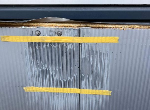 Schade aan sandwichpanelen rondom kozijn voor herstel in Dronten